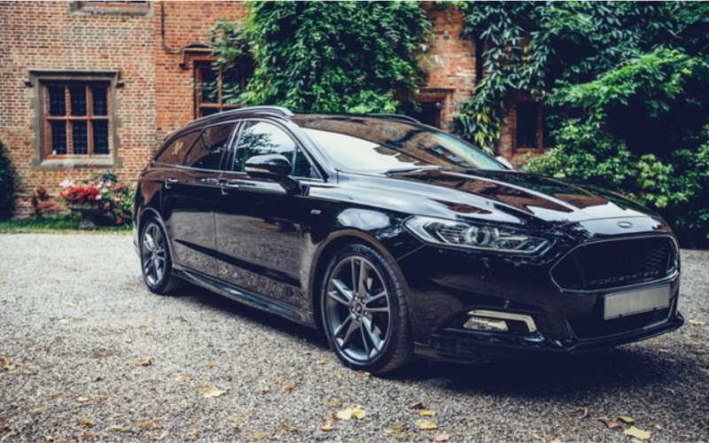 The front of the Ford Mondeo estate parked up on a gravel drive.